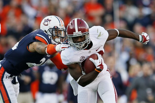 AUBURN, AL - NOVEMBER 30:  Kevin Norwood #83 of the Alabama Crimson Tide catches a tipped ball in the second quarter against the defense of Ryan Smith #24 of the Auburn Tigers at Jordan-Hare Stadium on November 30, 2013 in Auburn, Alabama.  (Photo by Kevin C. Cox/Getty Images)