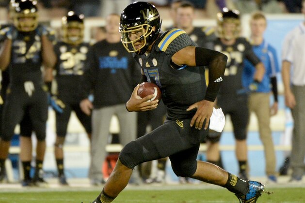 PASADENA, CA - NOVEMBER 15:  Brett Hundley #17 of the UCLA Bruins scrambles for a first down during the first quarter against the Washington Huskies at Rose Bowl on November 15, 2013 in Pasadena, California.  (Photo by Harry How/Getty Images)