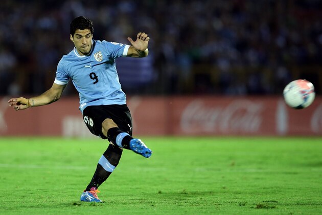 MONTEVIDEO, URUGUAY - NOVEMBER 20:  Luis Suarez of Uruguay runs with the ball during leg 2 of the FIFA World Cup Qualifier match between Uruguay and Jordan at Centenario Stadium Stadium on November 20, 2013 in Montevideo, Uruguay.  (Photo by Friedemann Vogel/Getty Images)