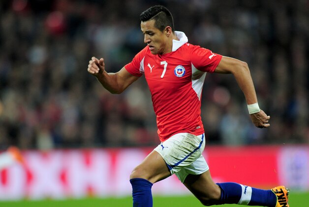 LONDON, ENGLAND - NOVEMBER 15:  Alexis Sanchez of Chile in action during the international friendly match between England and Chile at Wembley Stadium on November 15, 2013 in London, England.  (Photo by Shaun Botterill/Getty Images)
