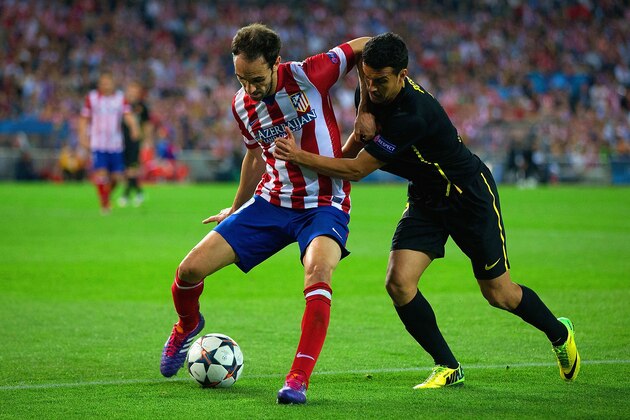 MADRID, SPAIN - APRIL 09:  Juanfran of Club Atletico de Madrid and Pedro of Barcelona fight for the ball during the UEFA Champions League Quarter Final second leg match between Club Atletico de Madrid and FC Barcelona at Vicente Calderon Stadium on April 9, 2014 in Madrid, Spain.  (Photo by Gonzalo Arroyo Moreno/Getty Images)