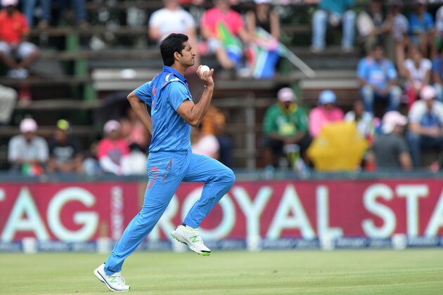JOHANNESBURG, SOUTH AFRICA - DECEMBER 05: Mohit Sharma of India bowls during the 1st Momentum ODI match between South Africa and India at Bidvest Wanderers Stadium on December 05, 2013 in Johannesburg, South Africa. (Photo by Duif du Toit/Gallo Images/Getty Images)