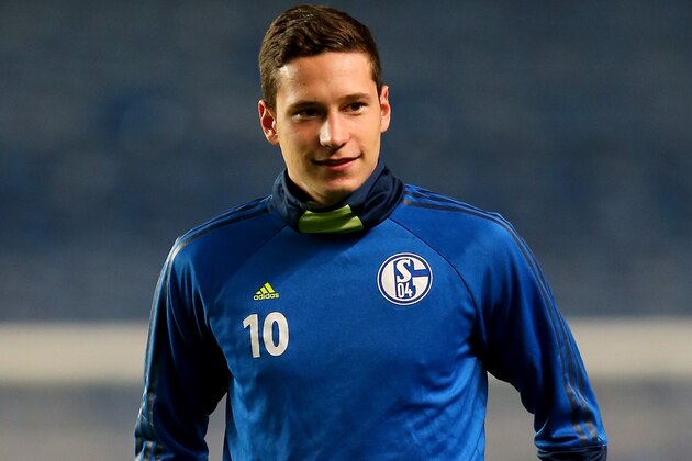 LONDON, ENGLAND - NOVEMBER 05: Julian Draxler of FC Schalke looks on during a training Session on November 5, 2013 in London, England.  (Photo by Clive Rose/Getty Images)