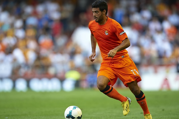 VALENCIA, SPAIN - OCTOBER 19:  Carlos Vela of Real Sociedad runs with the ball during the La Liga match between Valencia CF and Real Sociedad at Estadio Mestalla on October 19, 2013 in Valencia, Spain.  (Photo by Manuel Queimadelos Alonso/Getty Images)