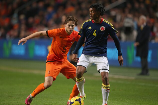 AMSTERDAM, NETHERLANDS - NOVEMBER 19:  Juan Cuadrado of Colombia attempts to move away from Daley Blind during the friendly International match between the Netherlands and Colombia at the Amsterdam Arena on November 19, 2013 in Amsterdam, Netherlands.  (Photo by Clive Brunskill/Getty Images)