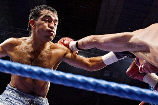 WBO flyweight champion Omar Narvaez of Argentina, left, fights against challenger Ivan Pozo of Spain in Vigo, Spain, on Friday, May 9, 2008. Narvaez won with a technical knockout. (AP Photo/Lalo R. Villar)