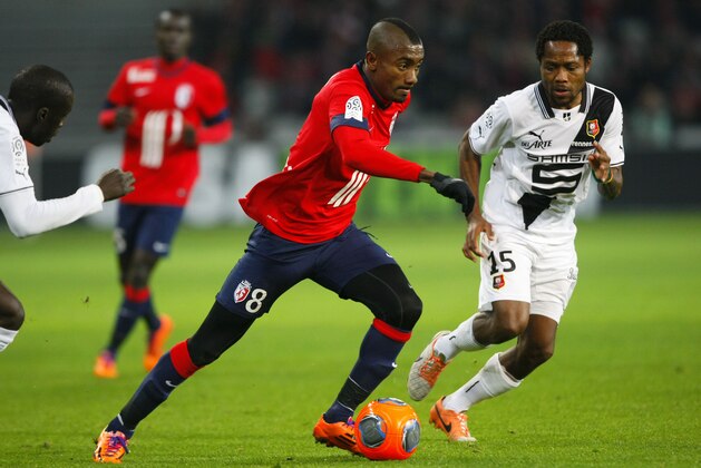 Lille's Salomon Kalou, left, and Rennes' Makoun challenge for the ball during their French League one soccer match at the Lille Metropole stadium, in Villeneuve d'Ascq, northern France, Friday, Jan. 24, 2014. (AP Photo  / Michel Spingler)