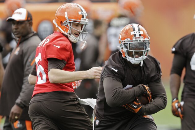 Cleveland Browns running back Ben Tate, right, takes a handoff from quarterback Brian Hoyer (6) during a voluntary minicamp workout at the NFL football team's facility in Berea, Ohio, Thursday, May 1, 2014. (AP Photo/Mark Duncan)