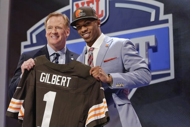 Oklahoma State cornerback Justin Gilbert, right, poses with NFL commissioner Roger Goodell after being selected by the Cleveland Browns as the eighth pick in the first round of the 2014 NFL Draft, Thursday, May 8, 2014, in New York. (AP Photo/Craig Ruttle)