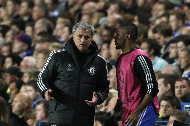 Chelsea's manager Jose Mourinho, left talks to substitute Chelsea's Samuel Eto'o as he wait to come on during the Champions League semifinal second leg soccer match between Chelsea and Atletico Madrid at Stamford Bridge stadium in London, Wednesday, April 30, 2014. (AP Photo/Matt Dunham)