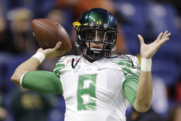 Oregon's Marcus Mariota throws to prepare for the Valero Alamo Bowl NCAA college football game against Texas, Monday,  Dec. 30, 2013, in San Antonio. (AP Photo/Eric Gay)