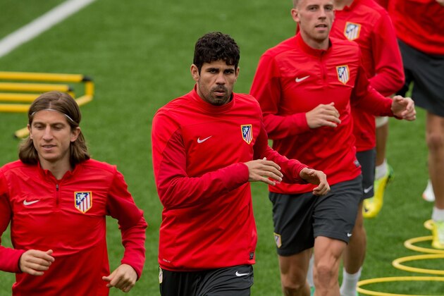 MAJADAHONDA, MADRID - APRIL 21:  Atletico de Madrid player Diego Costa exercises with his teammates Filipe Luis ahead and Toby Alderweireld behind during a training session ahead of the UEFA Champions League Semifinal first leg match between Club Atletico de Madrid and Chelsea FC at Atletico de Madrid Sport City on April 21, 2014 in Majadahonda, Spain.  (Photo by Gonzalo Arroyo Moreno/Getty Images)