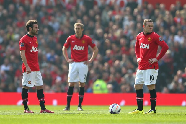 MANCHESTER, ENGLAND - MARCH 29:  Wayne Rooney of Manchester United and team-mates Juan Mata (L) and Darren Fletcher prepare to kick off after conceding the first goal during the Barclays Premier League match between Manchester United and Aston Villa at Old Trafford on March 29, 2014 in Manchester, England.  (Photo by Alex Livesey/Getty Images)