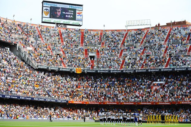 VALENCIA, SPAIN - APRIL 27:  Valencia CF and Club Atletico de Madrid players hols a minute of silence in honor of former FC Barcelona head coach Tito Vilnova during the La Liga match between Valencia CF and Club Atletico de Madrid at Estadio Mestalla on April 27, 2014 in Valencia, Spain.  (Photo by David Ramos/Getty Images)