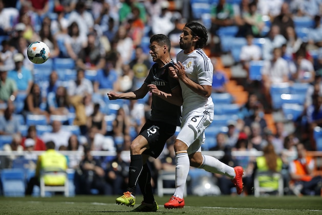 Real Madrid's Sami Khedira from Germany, right, duels for the ball with Espanyol's Hector Moreno from Mexico during a Spanish La Liga soccer match at the Santiago Bernabeu stadium in Madrid, Spain, Saturday, May 17, 2014. (AP Photo/Daniel Ochoa de Olza)