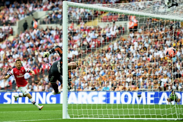 LONDON, ENGLAND - MAY 17:  Allan McGregor of Hull City fails to stop Santi Cazorla of Arsenal (not picutred) scoring their first goal from a free kick during the FA Cup with Budweiser Final match between Arsenal and Hull City at Wembley Stadium on May 17, 2014 in London, England.  (Photo by Shaun Botterill/Getty Images)