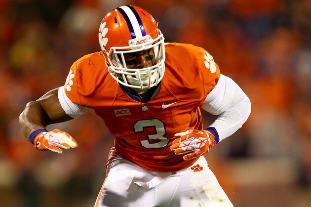 CLEMSON, SC - NOVEMBER 14:  Vic Beasley #3 of the Clemson Tigers during their game at Clemson Memorial Stadium on November 14, 2013 in Clemson, South Carolina.  (Photo by Streeter Lecka/Getty Images)