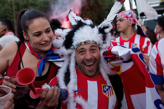 MADRID, SPAIN - MAY 17:  Club Atletico de Madrid fans celebrate at Neptuno Square after winning the La Liga match against FC Barcelona on May 17, 2014 in Madrid, Spain. The FC Barcelona match against Club Atletico de Madrid will decide the Spanish league title at Camp Nou. This is the third time in the history of the Spanish league that the title will be decided between the first and second placed teams in the league,Êon the last game of the season.  (Photo by Pablo Blazquez Dominguez/Getty Images)