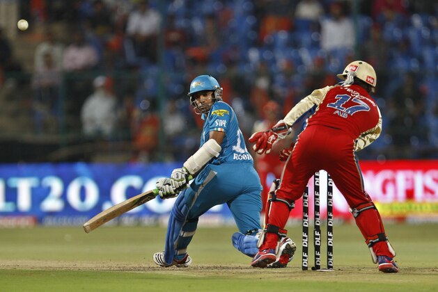 Pune Warriors batsman Robin Uthappa, left, plays a shot during their Indian Premier League (IPL) cricket match against Royal Challengers Bangalore in Bangalore, India, Tuesday, April 17, 2012. (AP Photo/Aijaz Rahi)
