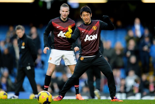 LONDON, ENGLAND - JANUARY 19:  Shinji Kagawa (R) and Tom Cleverley of Manchester United warm up prior to kickoff during the Barclays Premier League match between Chelsea and Manchester United at Stamford Bridge on January 19, 2014 in London, England.  (Photo by Shaun Botterill/Getty Images)
