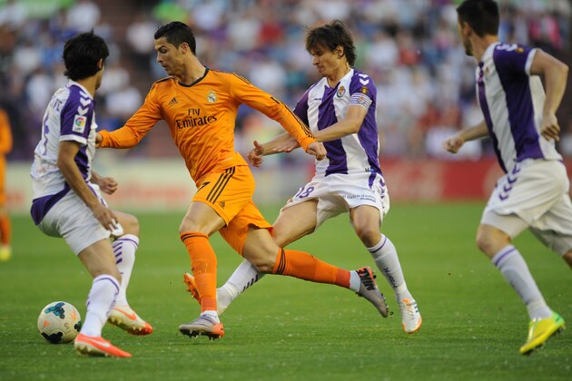 Real Madrid's Portuguese forward Cristiano Ronaldo andValladolid's Alvaro Rubio, right, challenge for the ball during a Spanish La Liga soccer match at the Jose Zorrilla stadium in Valladolid, Spain, Wednesday, May 7, 2014. (AP Photo/Israel L. Murillo)