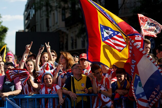 MADRID, SPAIN - MAY 18:  Club Atletico de Madrid fans celebrate as they wait for the players after their tenth La Liga title at Neptuno Square on May 18, 2014 in Madrid, Spain.  (Photo by Pablo Blazquez Dominguez/Getty Images)