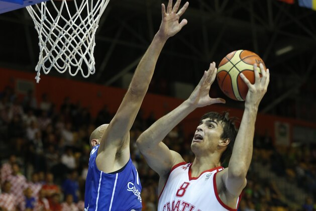 Czech Republic's Lubos Barton, left, tries to block Croatia's Dario Saric, right, during their EuroBasket European Basketball Championship Group C match in Celje, Slovenia, Monday, Sept. 9, 2013. (AP Photo/Petr David Josek)