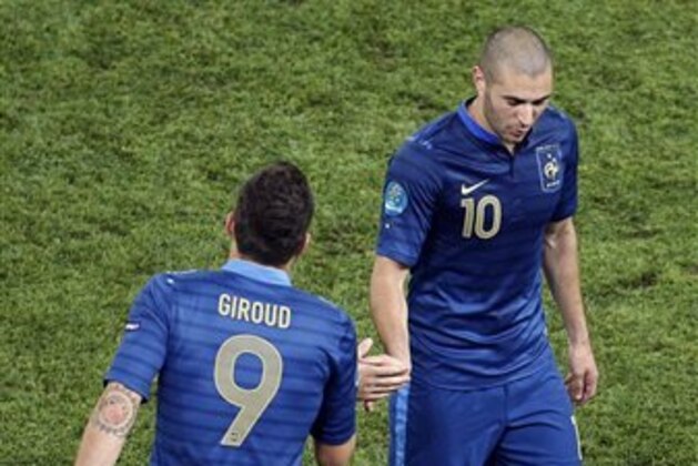 France's Karim Benzema is substittued by Olivier Giroud during the Euro 2012 soccer championship Group D match between Ukraine and France in Donetsk, Ukraine, Friday, June 15, 2012. (AP Photo/Vadim Ghirda)
