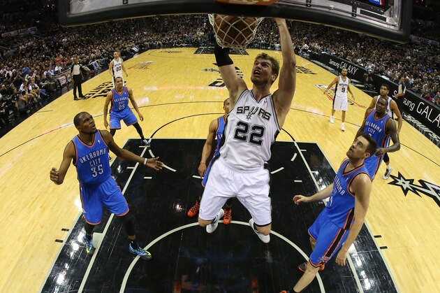 SAN ANTONIO, TX - MAY 19:  Tiago Splitter #22 of the San Antonio Spurs dunks the ball in the second half while taking on the Oklahoma City Thunder in Game One of the Western Conference Finals during the 2014 NBA Playoffs at AT&T Center on May 19, 2014 in San Antonio, Texas. NOTE TO USER: User expressly acknowledges and agrees that, by downloading and or using this photograph, User is consenting to the terms and conditions of the Getty Images License Agreement.  (Photo by Ronald Martinez/Getty Images)