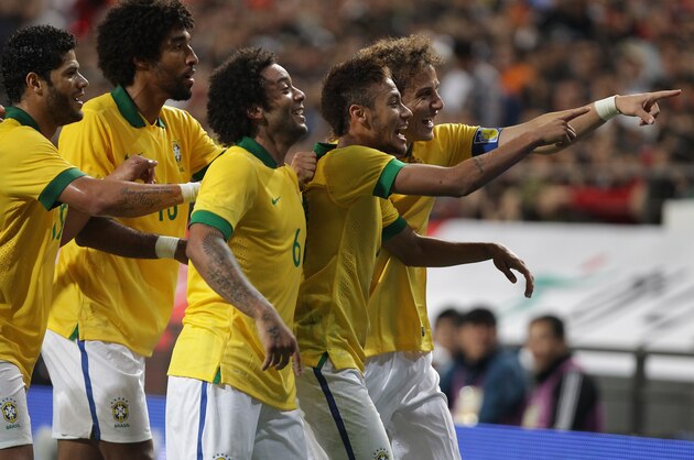 SEOUL, SOUTH KOREA - OCTOBER 12:  Neymar of Brazil celebrates with team mates after scoring a goal during the international friendly match between South Korea and Brazil at the Sangam World Cup Stadium on October 12, 2013 in Seoul, South Korea.  (Photo by Chung Sung-Jun/Getty Images)