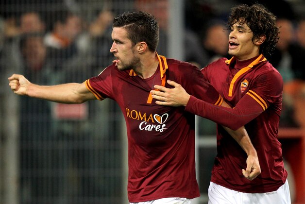 ROME, ITALY - JANUARY 18:  Kevin Strootman with his teammate Dodo