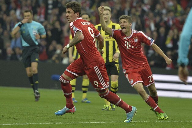 Bayern's Mario Mandzukic of Croatia, left, celebrates scoring with Thomas Mueller during the Champions League Final soccer match between  Borussia Dortmund and Bayern Munich at Wembley Stadium in London, Saturday May 25, 2013. (AP Photo/Martin Meissner)