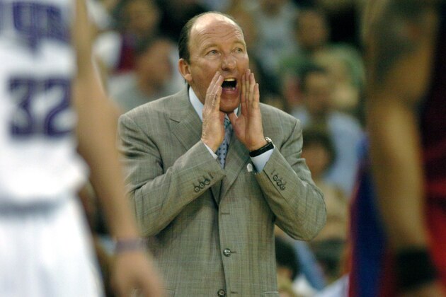 Los Angeles Clippers coach Mike Dunleavy Sr. shouts instructions to players lined up for a free throw during the second half of an NBA basketball game against the Sacramento Kings in Sacramento, Calif., Friday,  March 30, 2007. The Clippers won 105-101.(AP Photo/Steve Yeater)