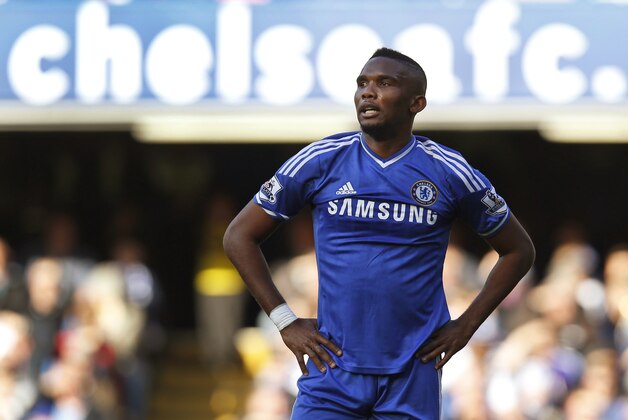 Chelsea's Samuel Eto'o reacts to a decision by the referee Mike Dean, during an English Premier League soccer match against Sunderland at the Stamford Bridge ground in London, Saturday, April 19, 2014. Sunderland won the match 2-1.(AP Photo/Lefteris Pitarakis)