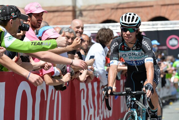 Fans salute Rigoberto Uran of Colombia, at the start of the eighth stage of the Giro d'Italia, Tour of Italy cycling race, from Foligno to Montecopiolo, Italy, Saturday May 17, 2014.  (AP Photo/Gian Mattia D'Alberto)
