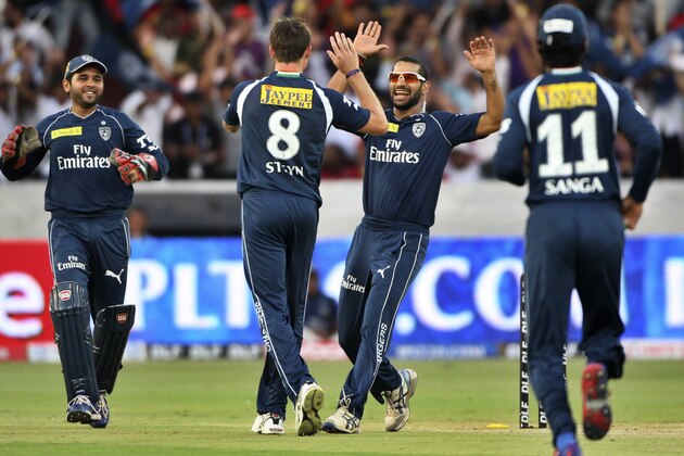 Deccan Chargers'  bowler Dale Steyn, second left, celebrates the wicket of Royal Challengers Bangalore's Chris Gayle during their Indian Premier League (IPL) cricket match in Hyderabad, India, Sunday, May 20, 2012. (AP Photo/Mahesh Kumar A.)