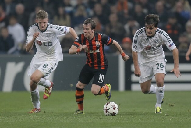 Donetsk's Bernard, center, Leverkusen's Lars Bender, left, and fellow team member Giulio Donati challenge for the ball during the Champions League group A soccer match between Bayer 04 Leverkusen and FC Shakhtar Donetsk at the Donbas Arena stadium in Donetsk, Ukraine, Tuesday, Nov. 5, 2013. (AP Photo/Efrem Lukatsky)