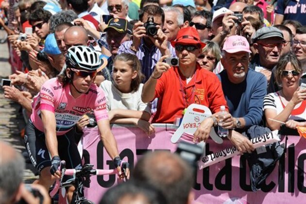 Overall leader Colombia's Rigoberto Uran pedals at the start of the 14th stage the Giro d'Italia, Tour of Italy cycling race, from Aglie' to Oropa, Italy, Saturday, May 24, 2014. (AP Photo/Gian Mattia D'Alberto)