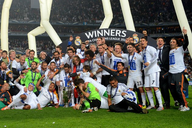 LISBON, PORTUGAL - MAY 24:  Real Madrid celebrate with the Champions League trophy after the UEFA Champions League Final between Real Madrid and Atletico de Madrid at Estadio da Luz on May 24, 2014 in Lisbon, Portugal.  (Photo by Michael Regan/Getty Images)