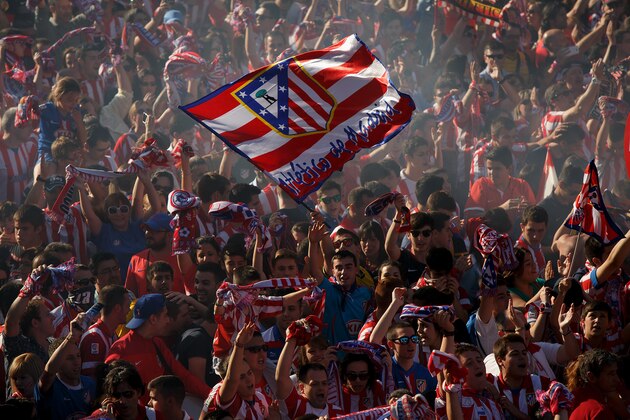 MADRID, SPAIN - MAY 18:  Club Atletico de Madrid fans celebrate as they wait for the players after their tenth La Liga title at Neptuno Square on May 18, 2014 in Madrid, Spain.  (Photo by Pablo Blazquez Dominguez/Getty Images)