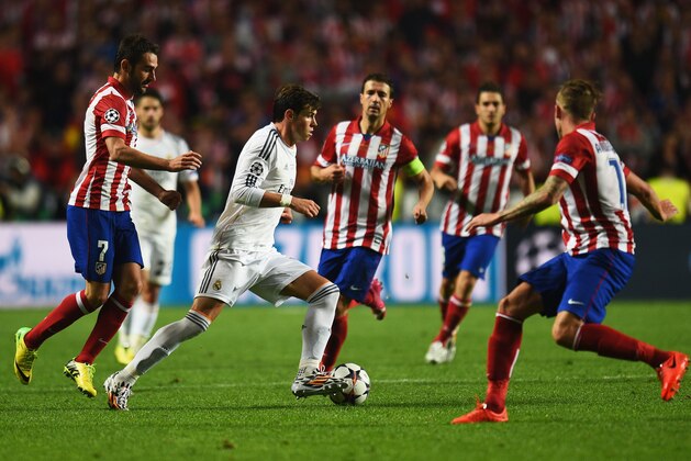 LISBON, PORTUGAL - MAY 24:  Gareth Bale of Real Madrid tries to go through the Atletico defense during the UEFA Champions League Final between Real Madrid and Atletico de Madrid at Estadio da Luz on May 24, 2014 in Lisbon, Portugal.  (Photo by Shaun Botterill/Getty Images)