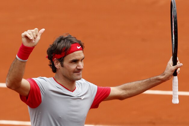 Switzerland's Roger Federer thumbs up after defeating Slovakia's Lukas Lacko in the first round match of  the French Open tennis tournament at the Roland Garros stadium, in Paris, France, Sunday, May 25, 2014. Federer won 6-2, 6-4, 6-2. (AP Photo/Darko Vojinovic)