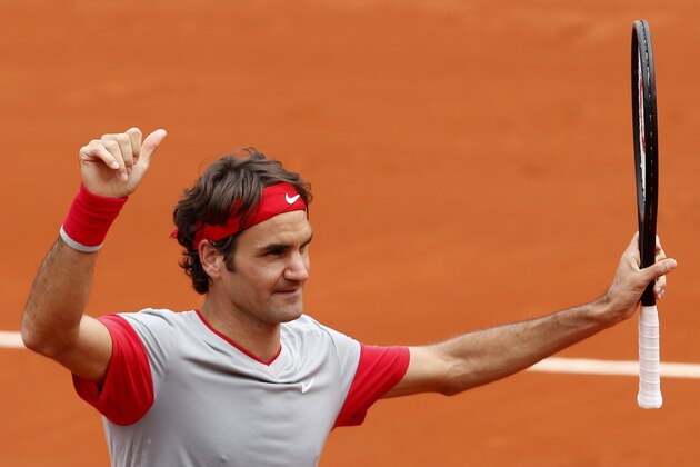 Switzerland's Roger Federer thumbs up after defeating Slovakia's Lukas Lacko in the first round match of  the French Open tennis tournament at the Roland Garros stadium, in Paris, France, Sunday, May 25, 2014. Federer won 6-2, 6-4, 6-2. (AP Photo/Darko Vojinovic)