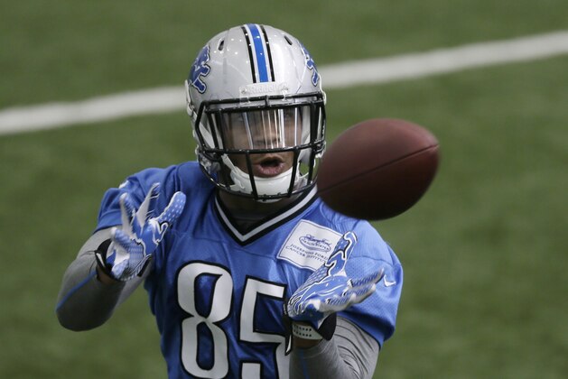 Detroit Lions NFL football tight end Eric Ebron makes a catch during organized team activities at the Lions training camp facility in Allen Park, Mich., Wednesday, May 21, 2014. (AP Photo/Carlos Osorio)