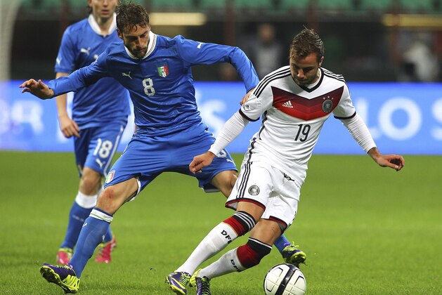 MILAN, ITALY - NOVEMBER 15:  Mario Gotze (R) of Germany compete for the ball with Claudio Marchisio (L) of Italy during the international friendly match between Italy and Germany at Giuseppe Meazza Stadium on November 15, 2013 in Milan, Italy.  (Photo by Marco Luzzani/Getty Images)