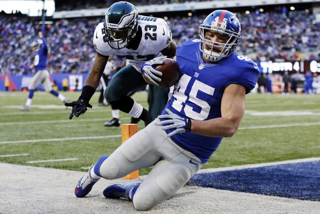 El fullback de los Giants de Nueva York Henry Hynoski (45) atrapa un pase para touchdown ante la defensa del cornerback de los Eagles de Filadelfia Dominique Rodgers-Cromartie (23) en la segunda mitad de un partido dede la NFL el domingo, 30 de diciembre del 2012. (Foto AP/Kathy Willens)
