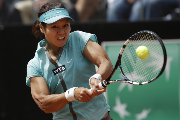 China's Na Li returns the ball to Italy's Sara Errani during their quarterfinal match at the Italian Open tennis tournament, in Rome, Friday, May 16, 2014. Errani won 6-3, 4-6, 6-2. (AP Photo/Alessandra Tarantino)