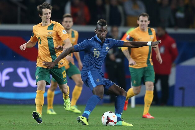 PARIS, FRANCE - OCTOBER 11:  Paul Pogba of France passes the ball during the International Friendly match between France and Australia at Parc des Princes on October 11, 2013 in Paris, France.  (Photo by David Rogers/Getty Images)