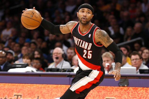 Portland Trail Blazers guard Mo Williams dribbles the ball against the Portland Trail Blazers during the first half of an NBA basketball game in Los Angeles, Tuesday, April 1, 2014. (AP Photo/Danny Moloshok)