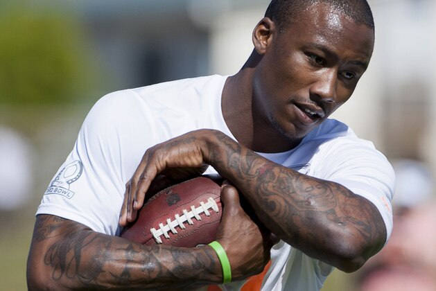 Chicago Bears wide receiver Brandon Marshall, of Team Rice, cradles the football after catching a pass during Pro Bowl Football practice at Kapolei High School, Friday, Jan. 24, 2014, in Kapolei, Hawaii. (AP Photo/Eugene Tanner)